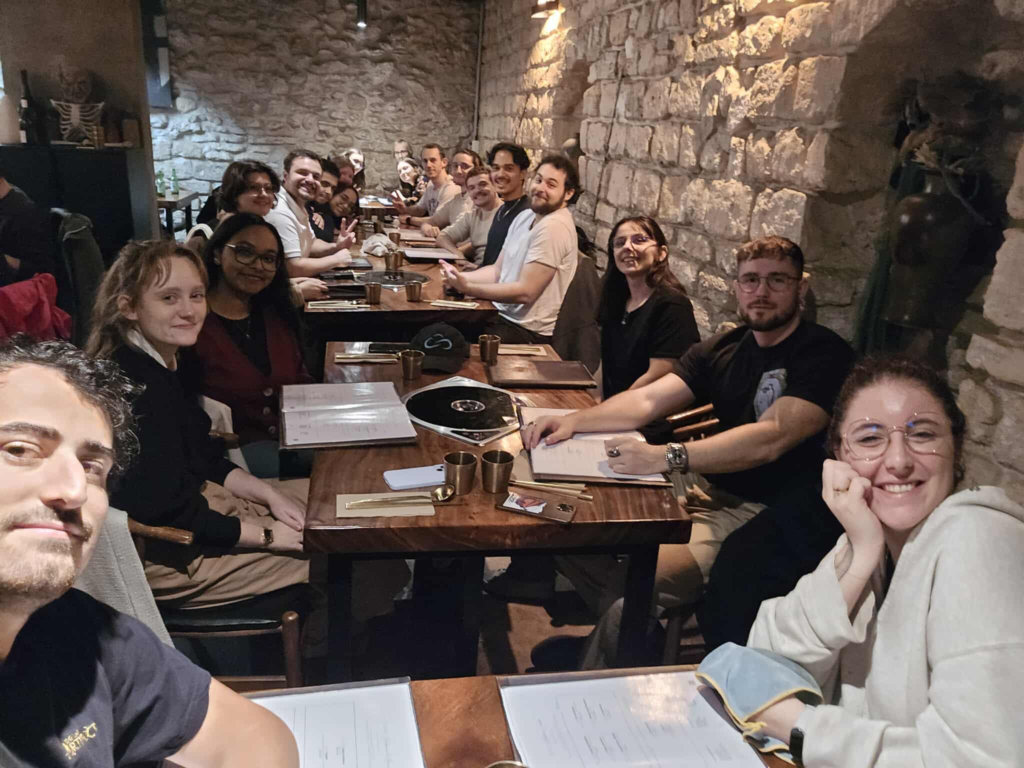 Des bénévoles réunis autour d'une table
